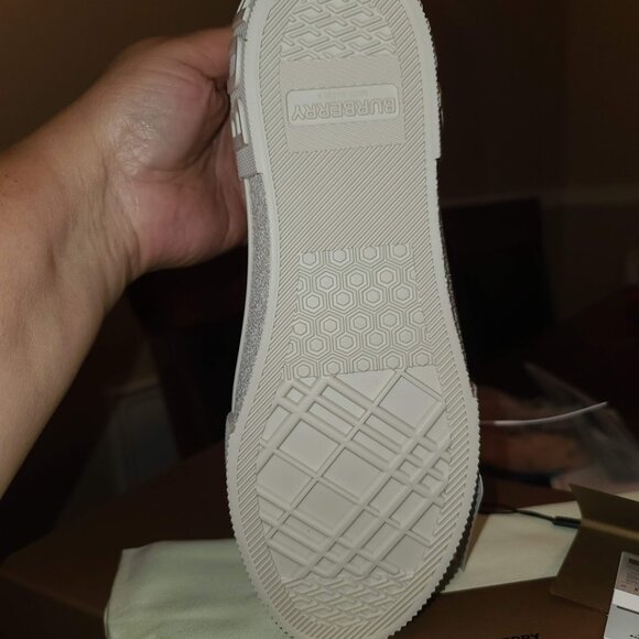 Burberry - Picture 2 of 3